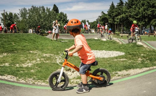 enfant draisienne sur pumptrack verte bikesolutions