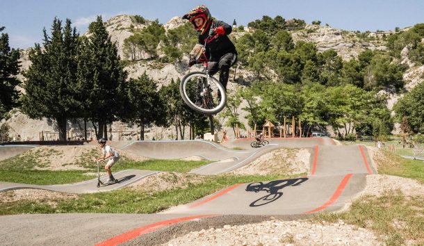 pumptrack bleu rouge cavaillon